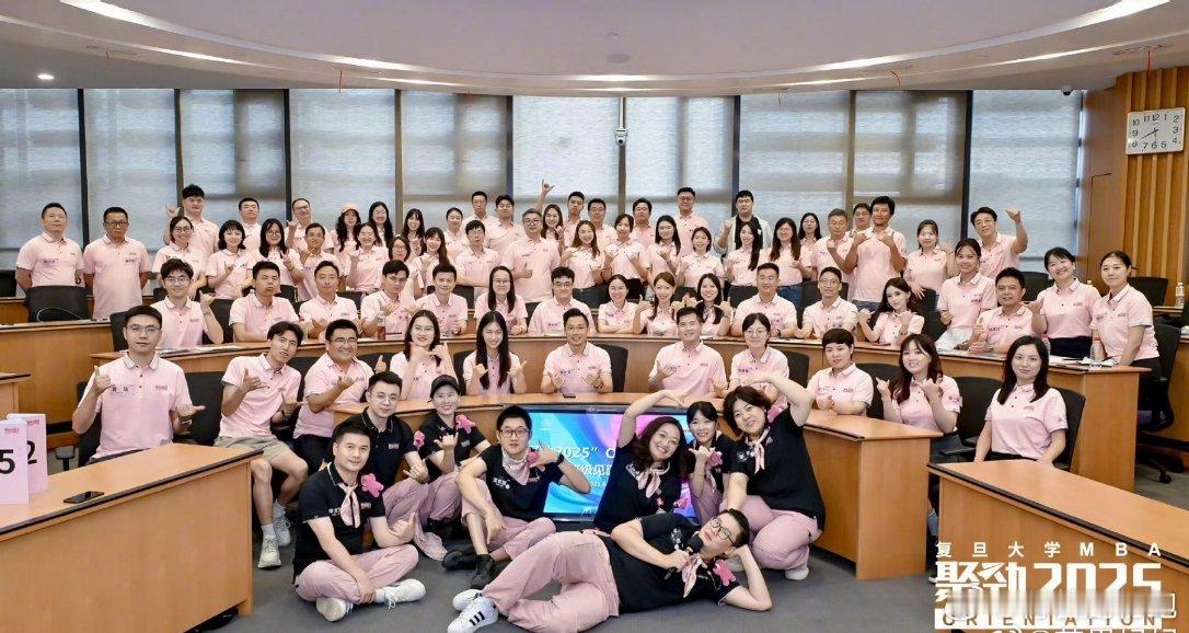 迅猛龙复旦开学报道照迅猛龙复旦开学照，人群中好美好亮眼啊，期待迅猛龙上学vlog