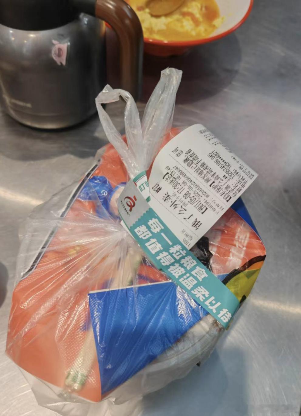 下月起外卖不贴封签可当场拒收  吃货们注意了！6月1日起，外卖没贴一次性封签，或