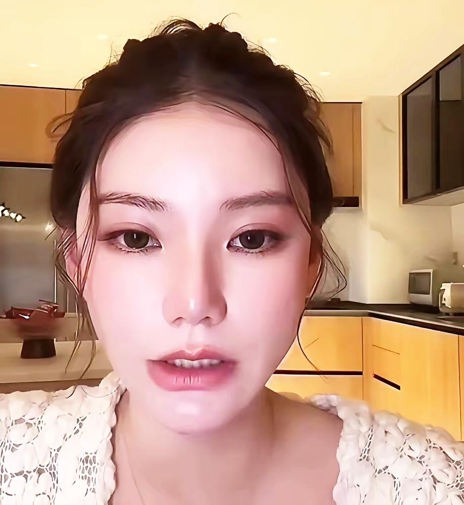 马筱梅的好媳妇人设，因她老公一场直播彻底陷入争议之中。
本是马筱梅喜得贵子，阖家