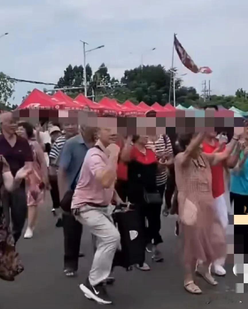 《人民日报》发文都赶不走这些人！你敢想象，这是全红婵她老家门口，竟然还有人在那蹦