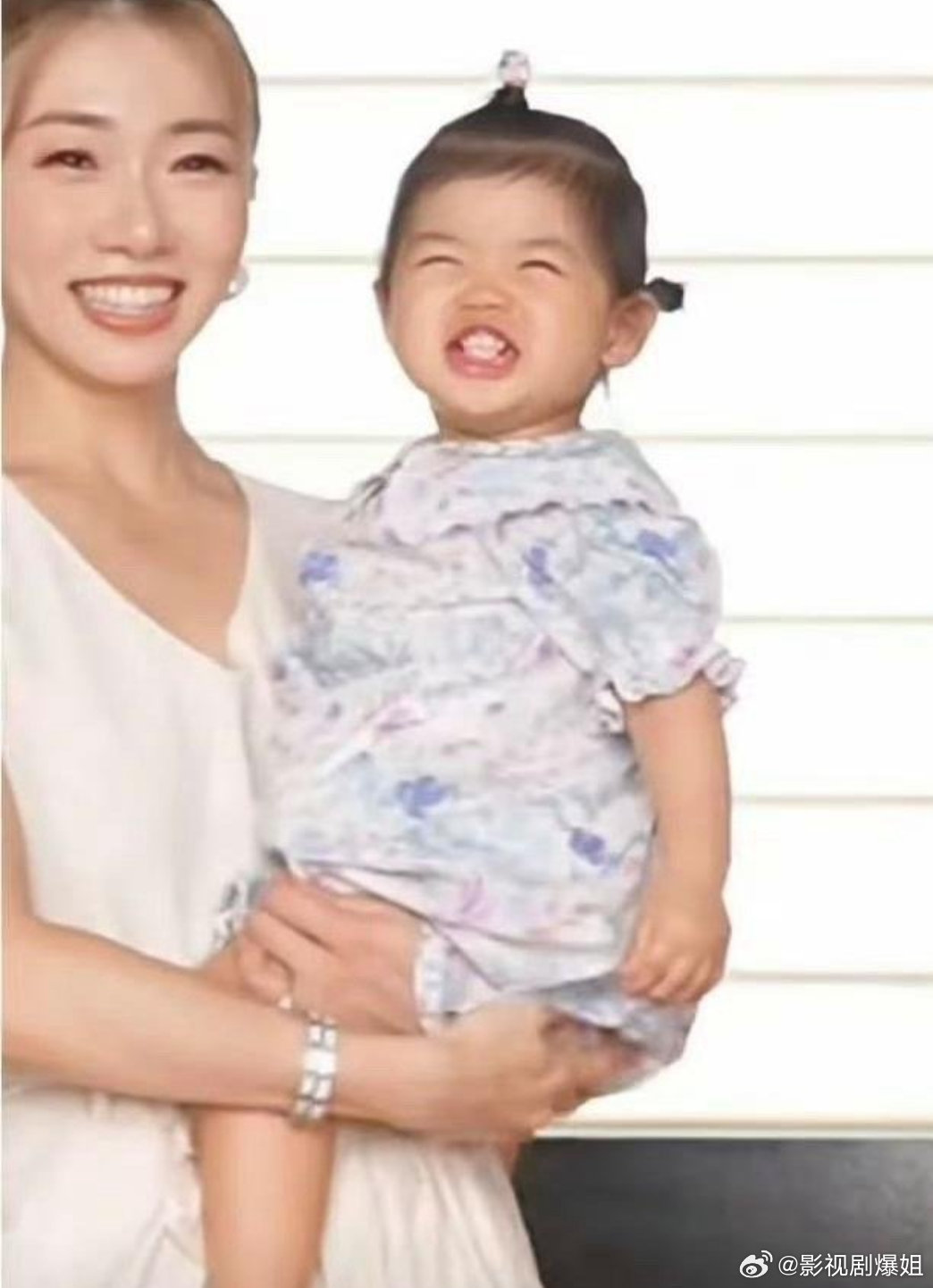 程晓玥晒出和女儿的合照，小胖豆开心地抱着妈妈，笑得眼睛都眯成了月牙 ​ ​​​