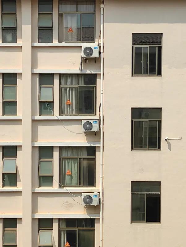 上海市第三女子中学宿舍和教室．空调开关上锁，钥匙由学校管理，学生无法调节，达到特