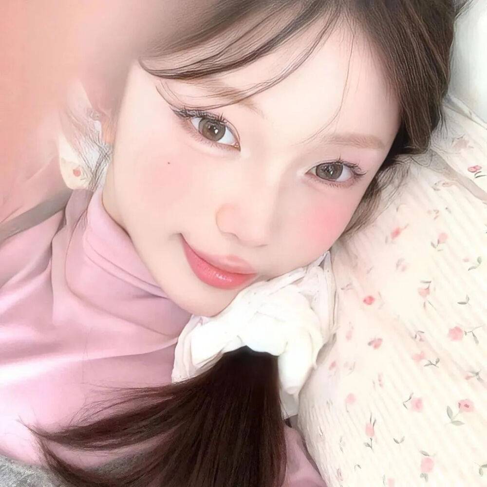 两个人在一起最好的状态：就是谈论未来时像大人，认真又负责，吃喝玩乐时像小孩，没心