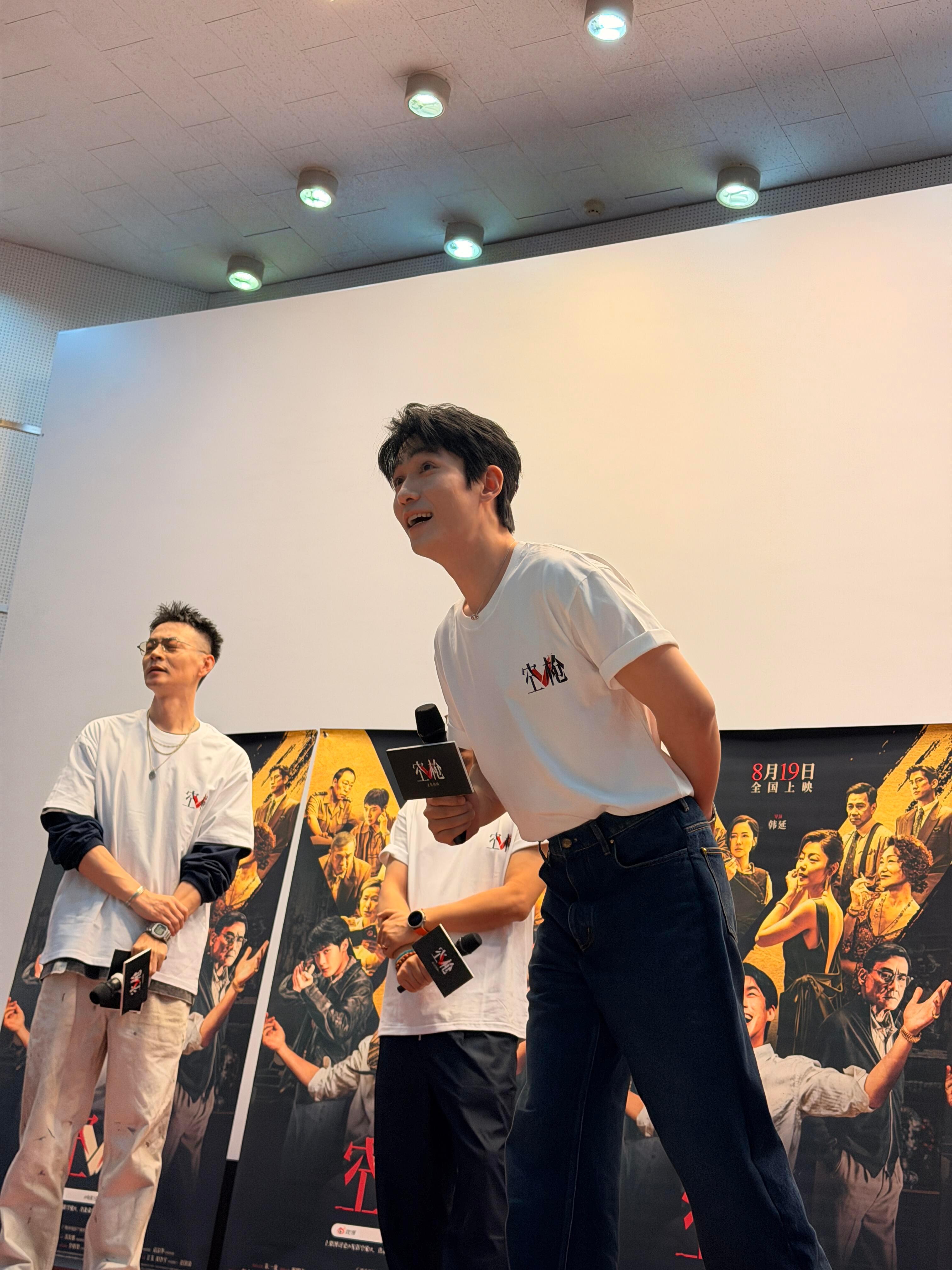 这大长腿，这面部折叠度，不愧是美人影帝[老师好]朱一龙[超话] ​​​