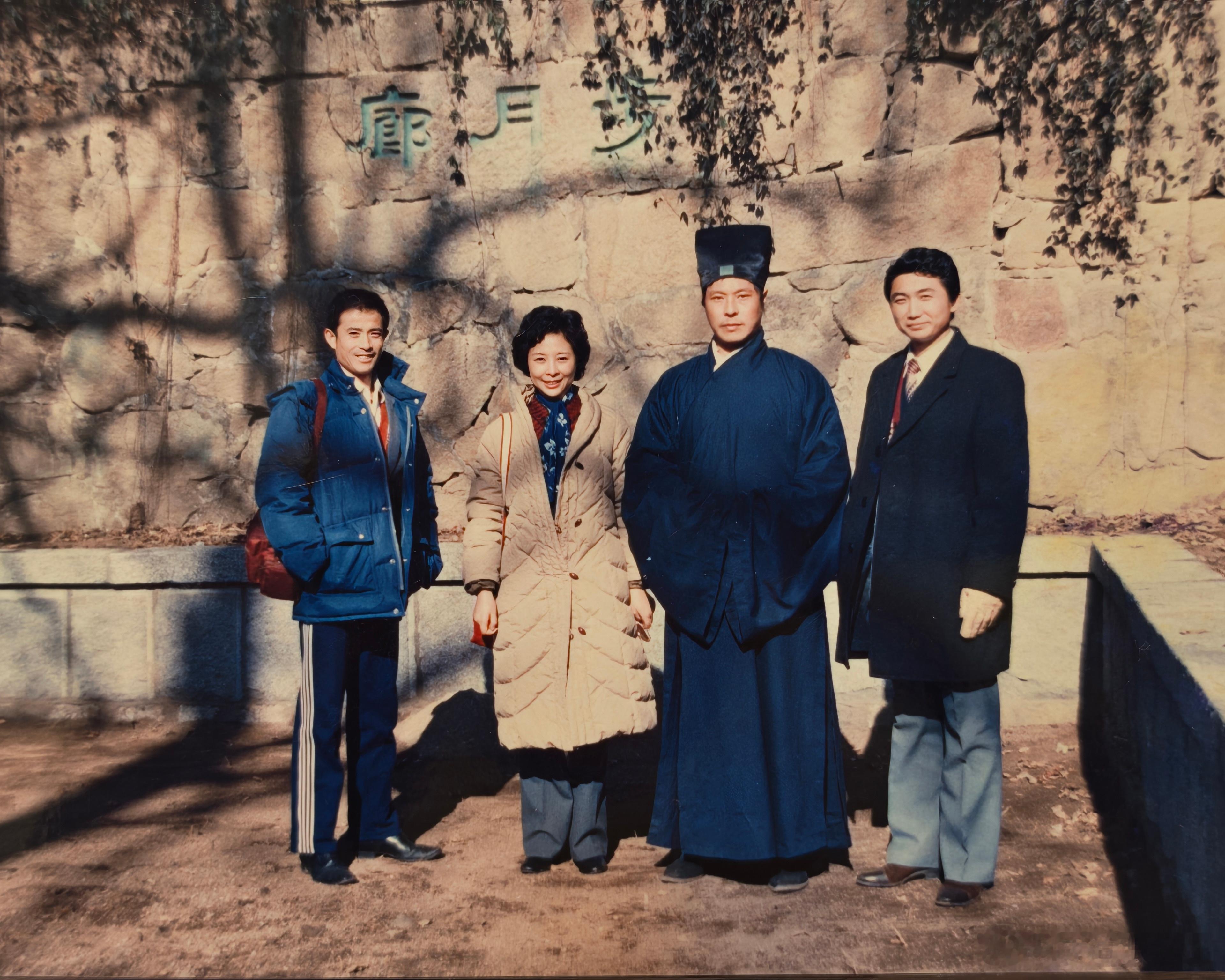 发现一张四十年前的师父照片，《黄山来的姑娘》剧组人员游览崂山时候在太清宫步月廊石