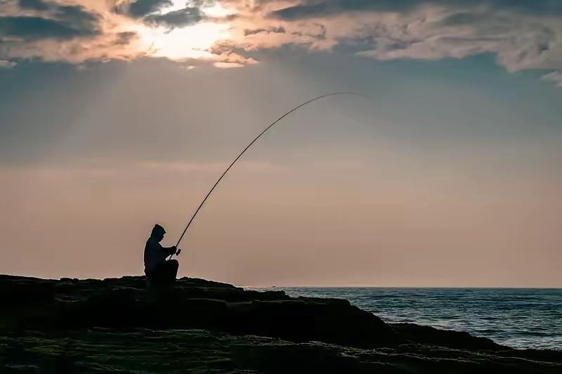 炒股和钓鱼一样的：1、理性。钓鱼需要选地方；炒股票要选股。2、看准时机。钓鱼需要