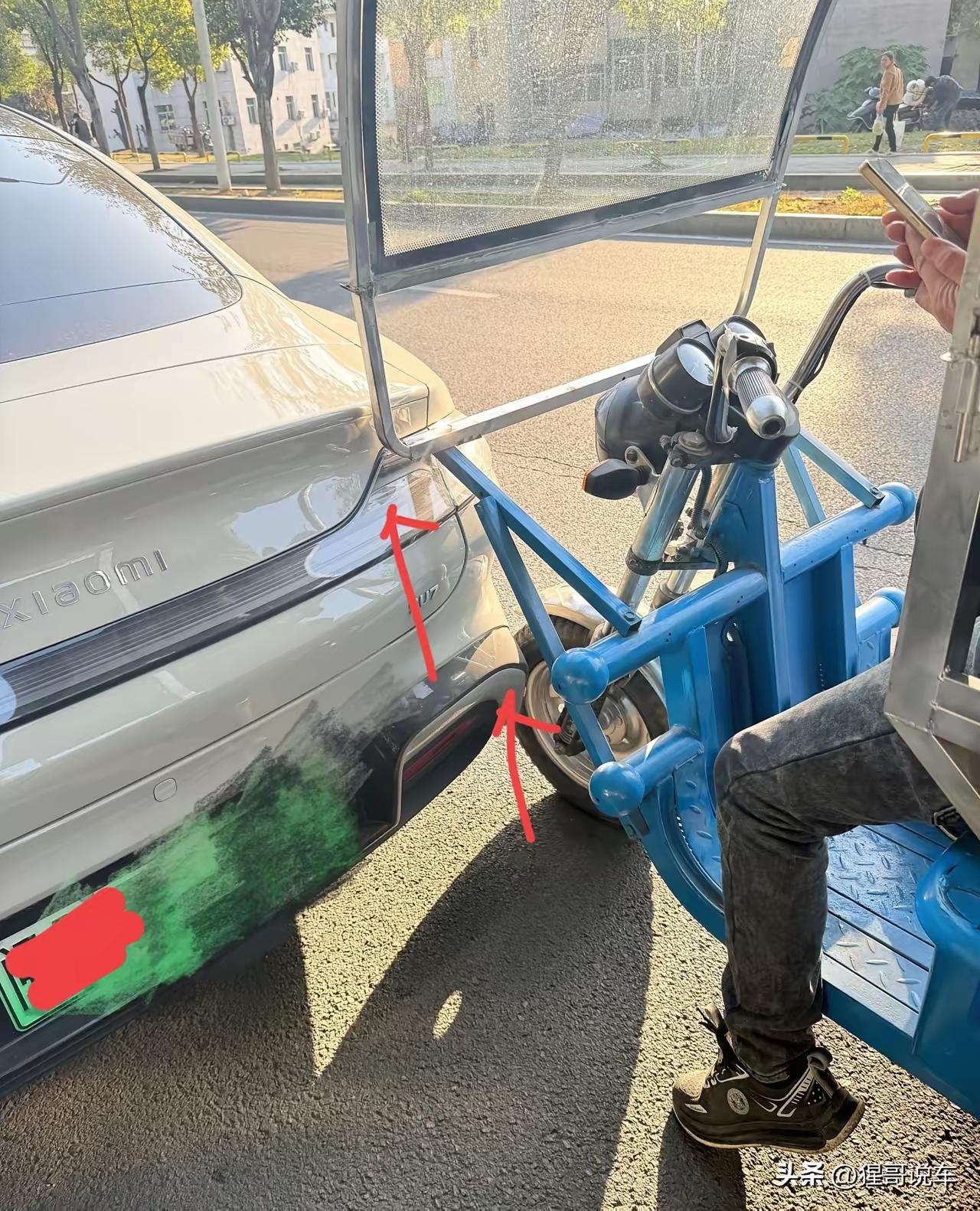刚提的小米SU7，被三轮车怼碎了尾灯。

对方两手一摊：“我刚出来，没钱。”无牌