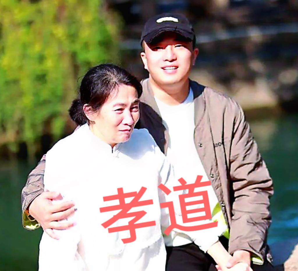 四川一名30岁男子，每天与57岁母亲同睡，洗澡时也要母亲全程陪同。更特别的是，他