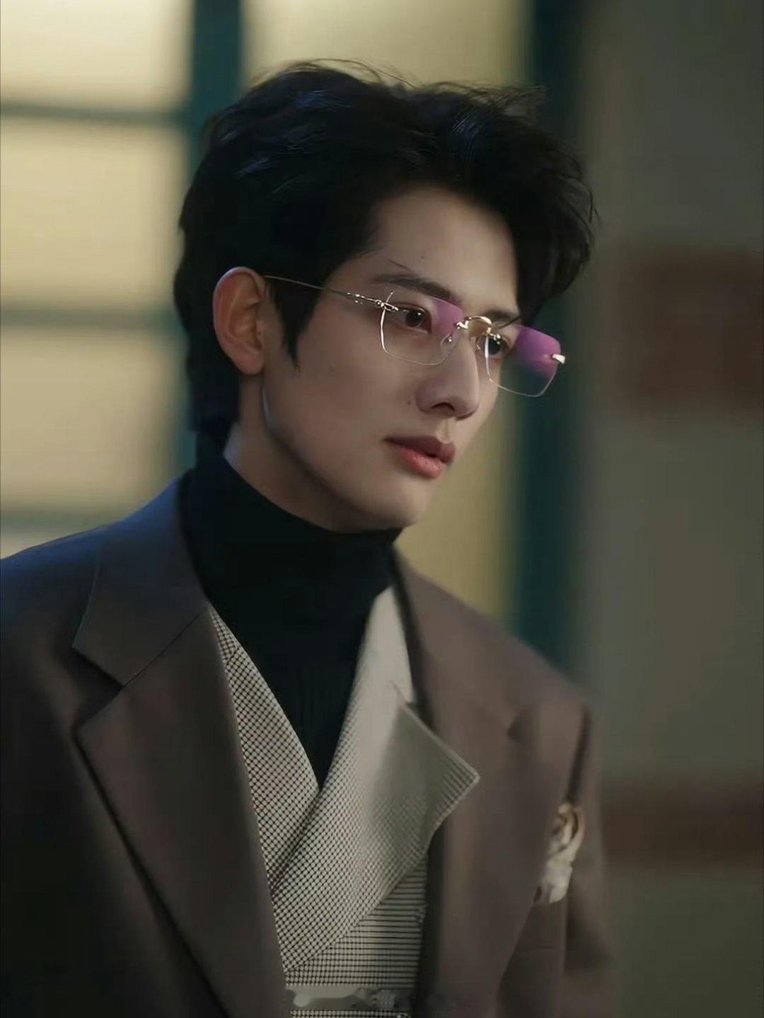 ？甘望星居然去演短剧了吗，不过感觉这妆造不适合他，头发比脸还蓬 