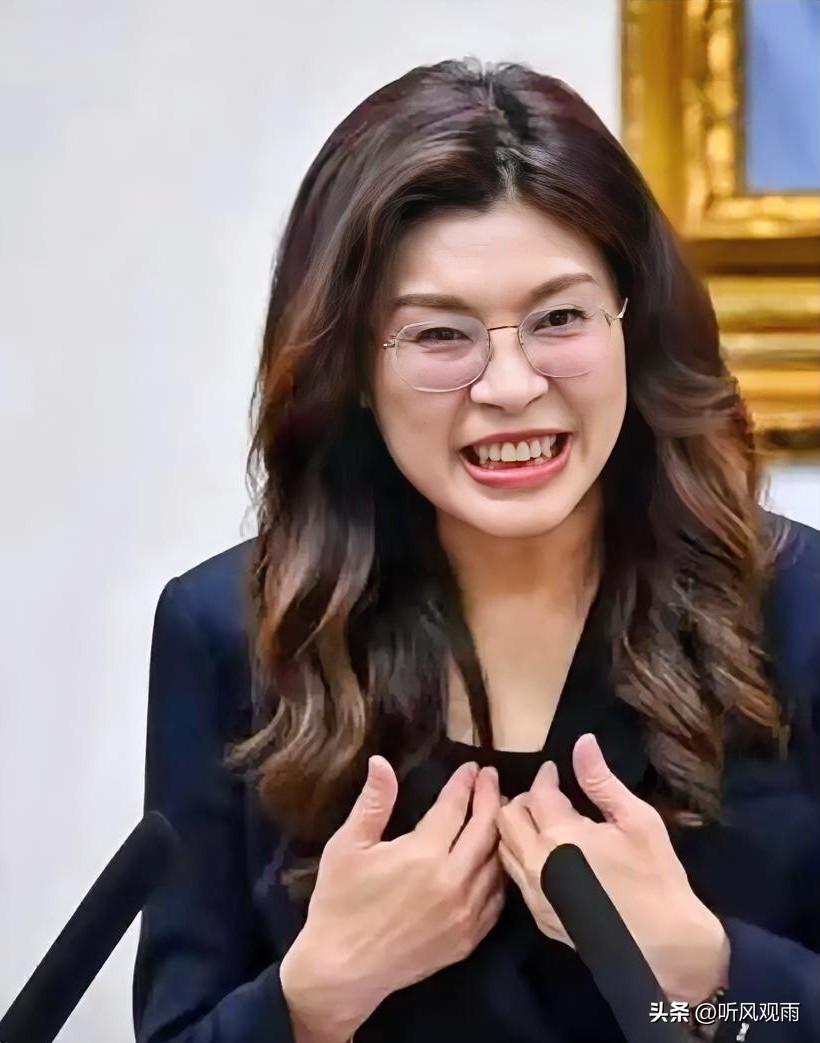台湾政坛最近出了个稀罕事。新当选的中国国民党主席郑丽文，一查才发现她不仅是个“蓝