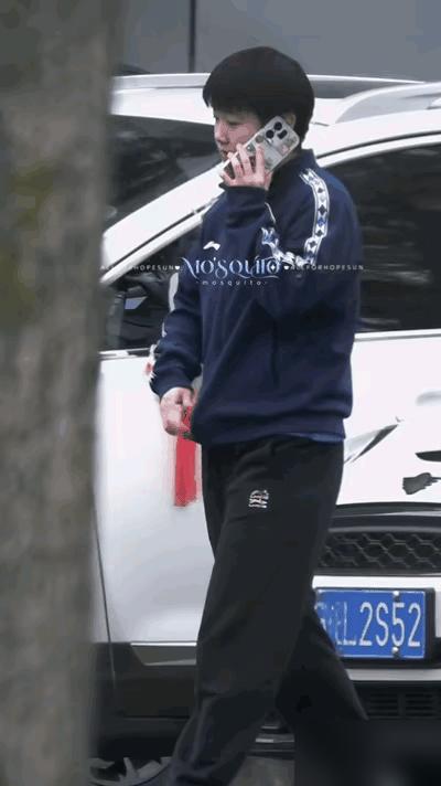 脚上肌贴一天换三次，汗水泡烂都不停，你以为孙颖莎在接电话，那是在跟那条老伤腿玩命