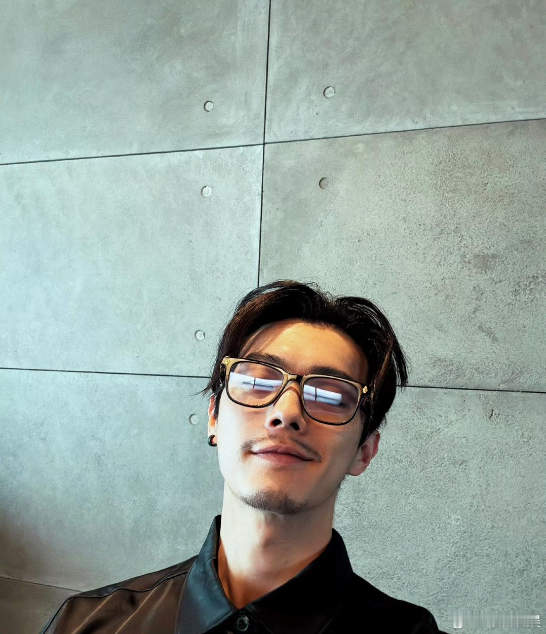 #许凯新自拍有渣苏感那味儿了# 许凯晒最新自拍，真的好有渣苏感那味儿！[好喜欢]