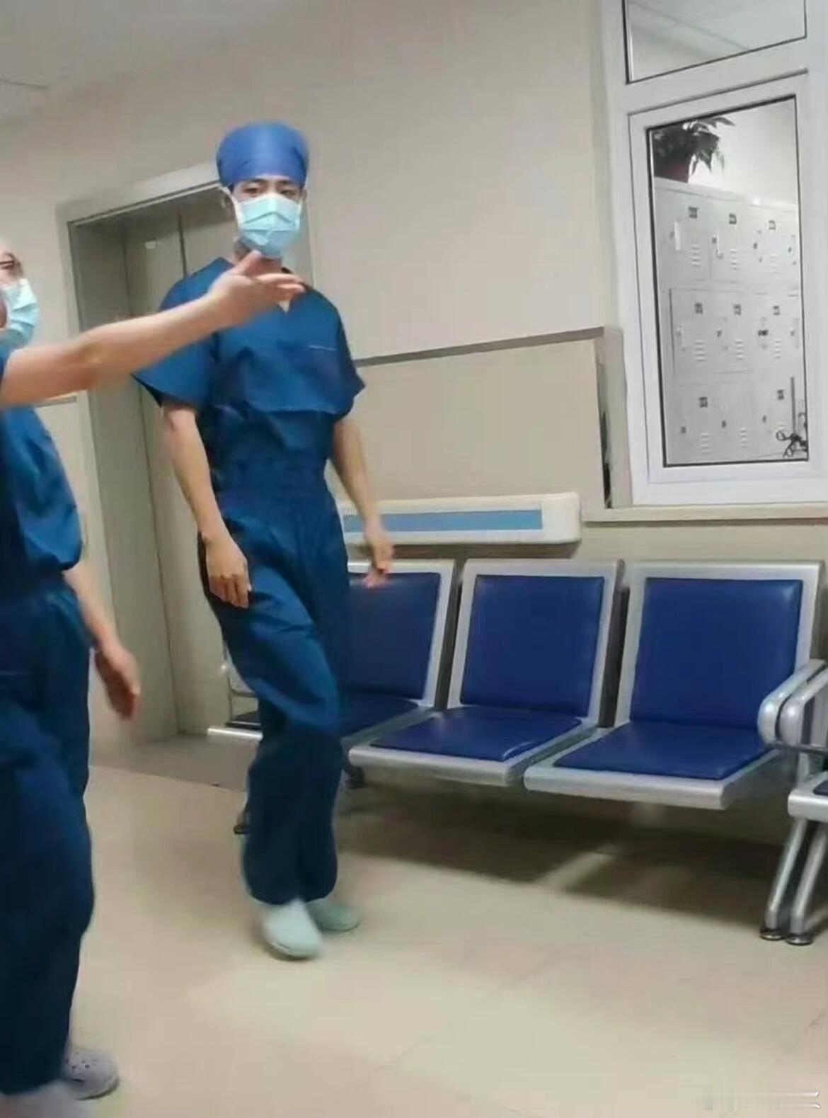 刘医生真帅啊啊啊！这超模身材[抓狂][抓狂][抓狂] 羡慕群演 ​​​