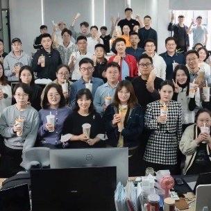 刷到峰学蔚来这条动态的时候，我正攥着手机在奶茶店门口排队，瞬间就被戳中了。官方账