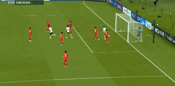 越南U23队员这踢不过直接打人了，真的太奇葩了，拜合拉木也没做什么不好的动作，只