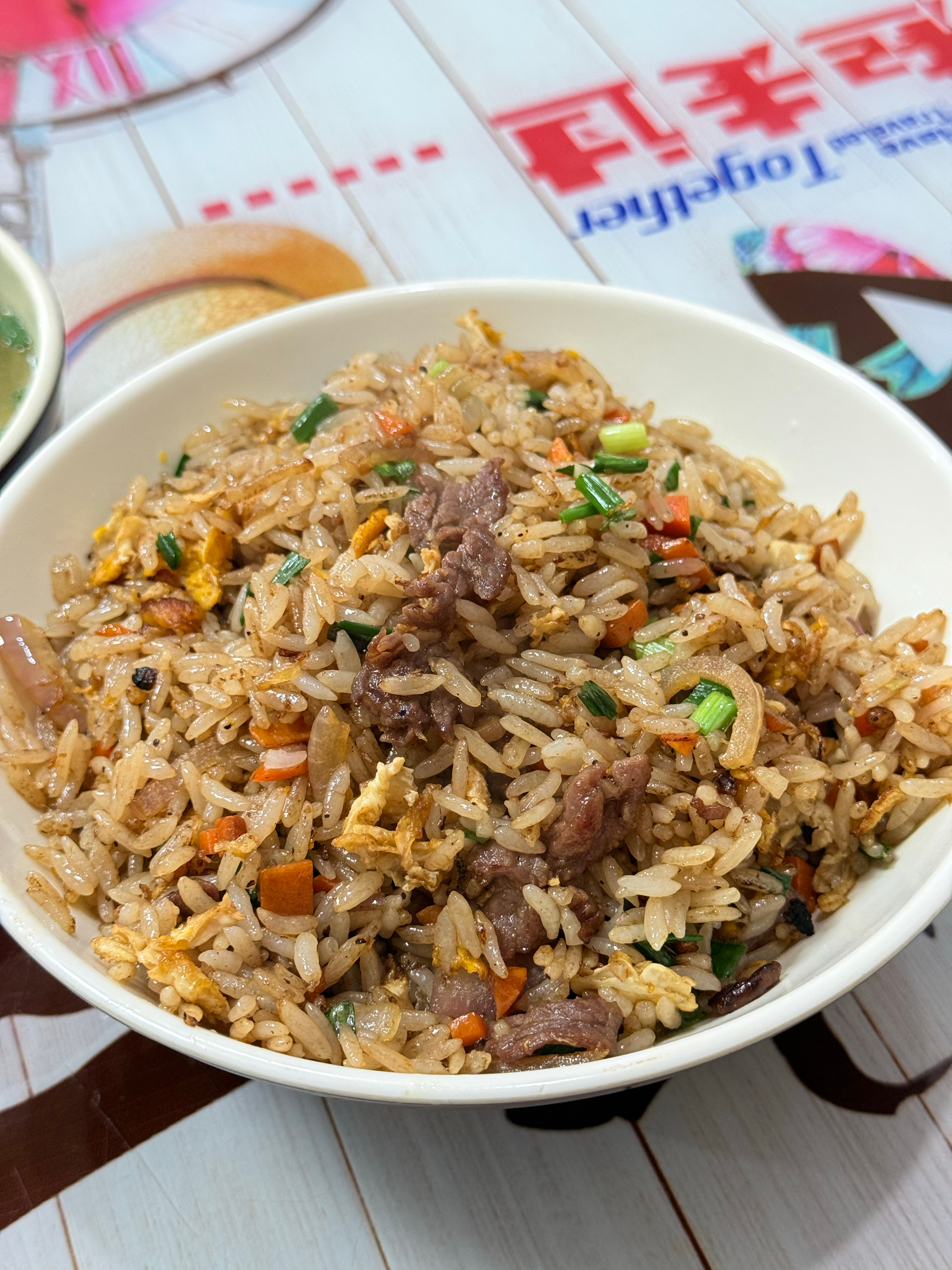 你们晚上吃什么？没想到路边小店的牛肉饭这么香😋 