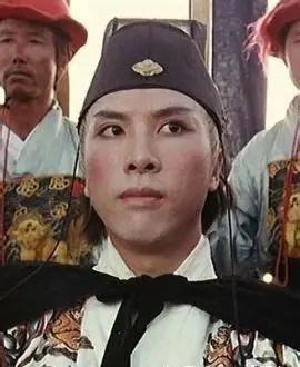 有人说粉底将军是粉涂太多了
但是你看看下面这位，
不仅涂了粉，还涂了腮红，
但是