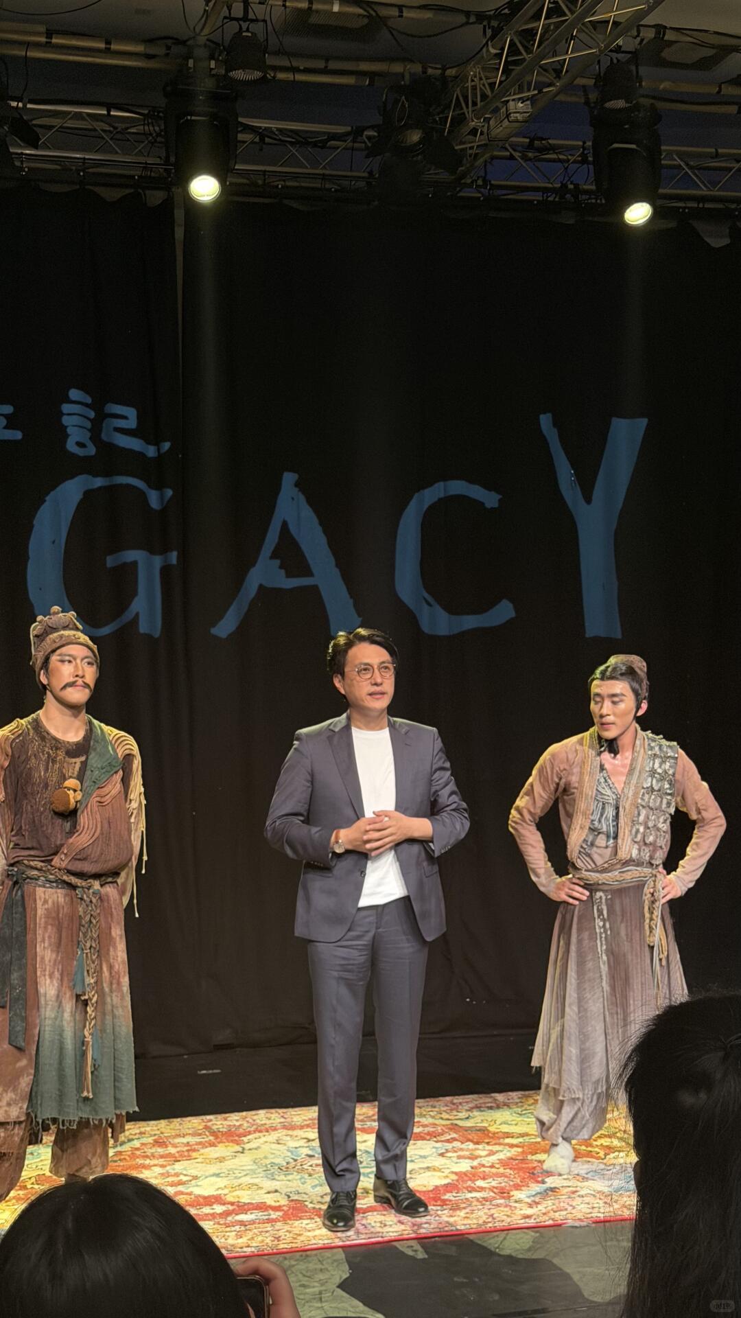 靳东带队英国爱丁堡艺穗节
 
靳东以中国煤矿文工团团长身份，连续两年带队登陆全球