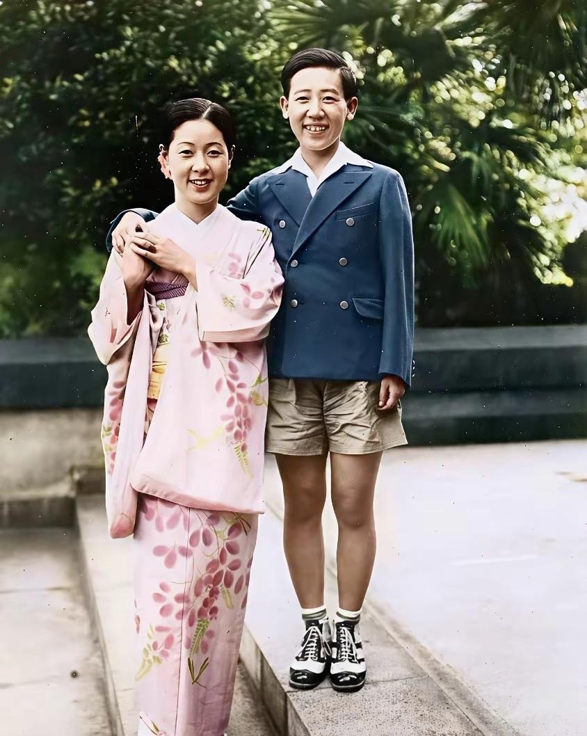 1939年，臭名昭著的“女特务”川岛芳子和女演员水谷八重子。

站在台阶上补齐身