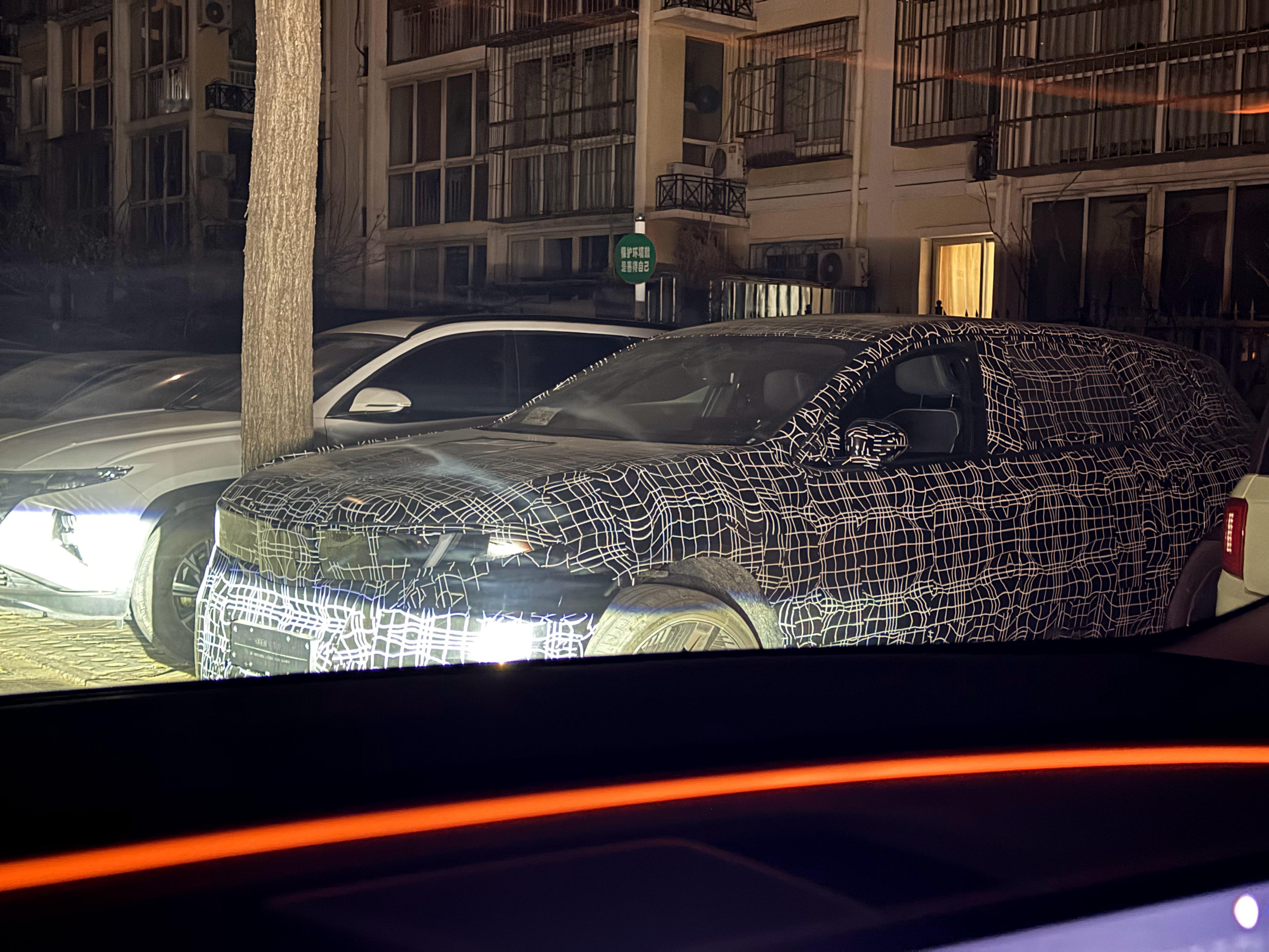 小区遇到一台带伪装的 iX3，看了一眼方向盘，确实挺帅的。 