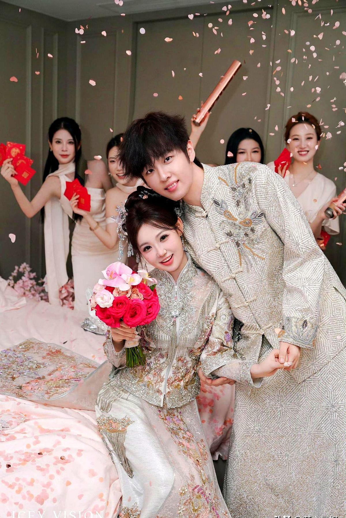 标题：LPL又一选手“英年早婚”！2019年最佳新秀，如今结婚帅到认不出

看到