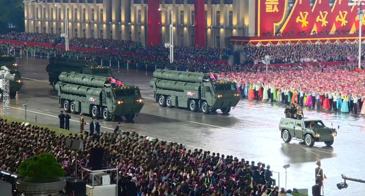 从朝鲜阅兵式上的军旗看（图2），朝鲜陆基战术核常兼备巡航导弹是由朝鲜人民军空军掌