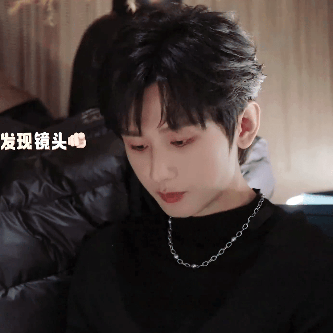 偷拍老公认真工作的样子被发现啦成毅林彦廷cy成毅