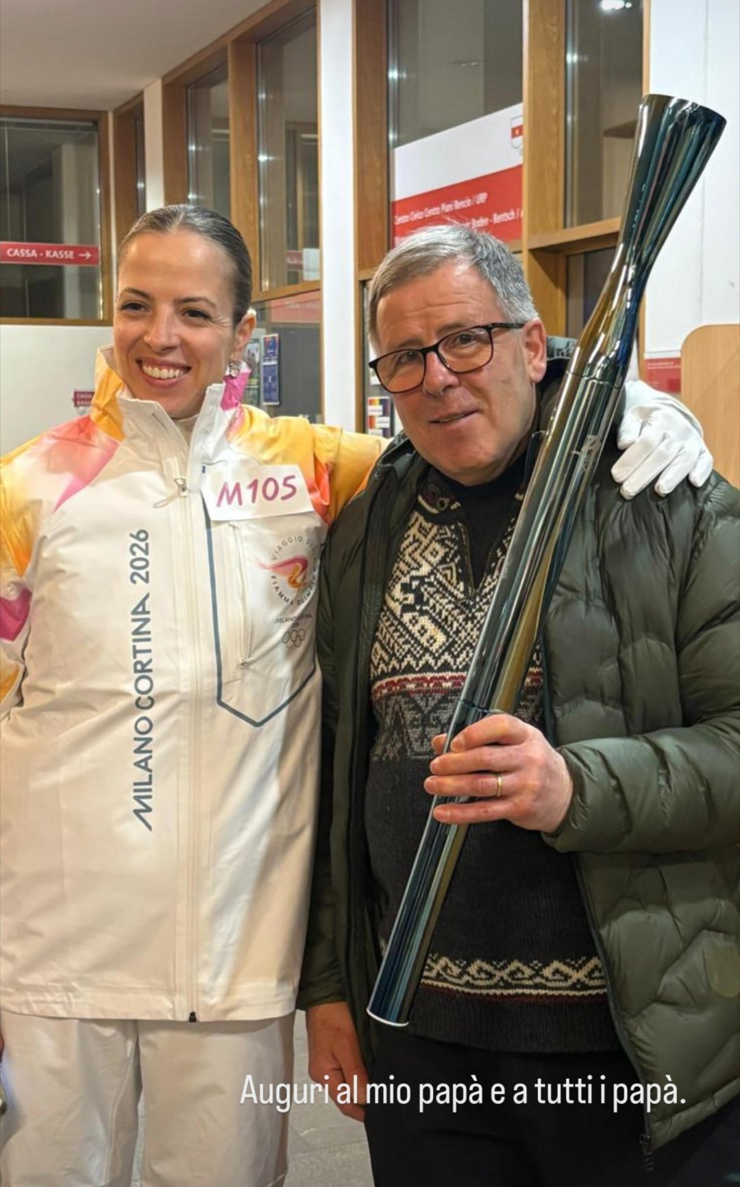 鸡姐和爸爸，老爷子手里拿的是米兰火炬，但乍一看像刚打猎回来 