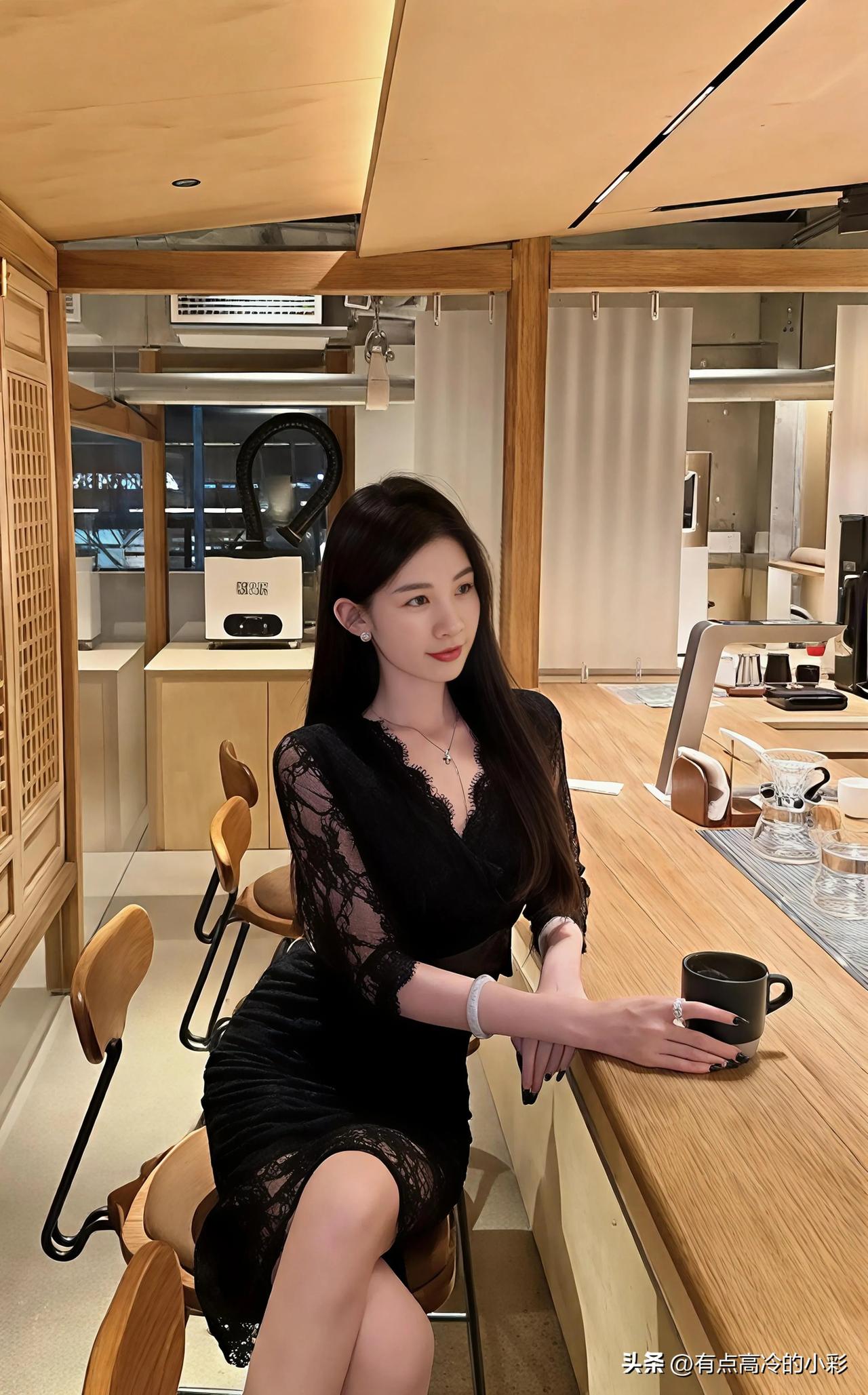 今天忙里偷闲打卡了这家藏在城市里的原木风咖啡馆，推开门的瞬间就被戳中了，暖黄色的