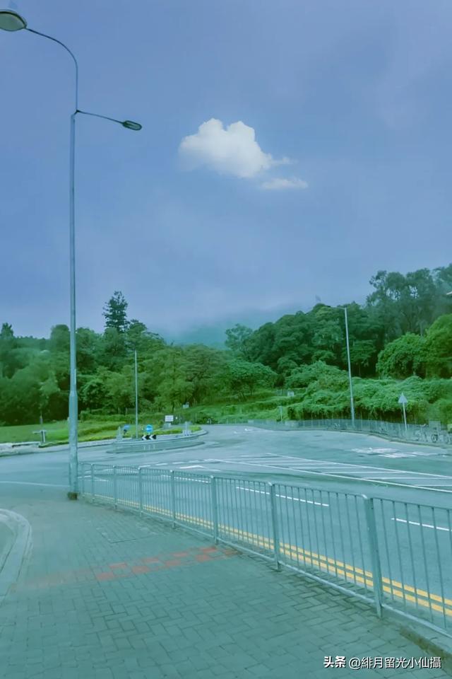 宁静的蓝绿，路过这个街角，一下子就被眼前的景色吸引住了。淡蓝色的天空中，飘着一朵