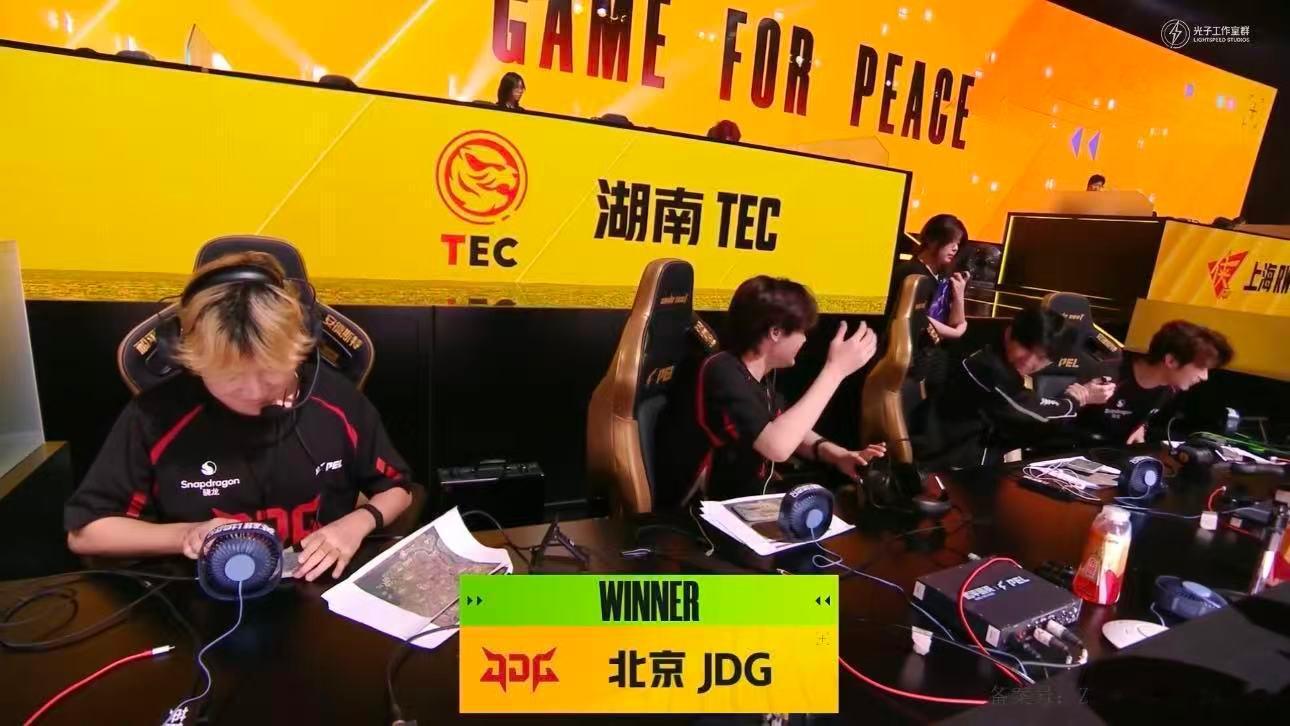 JDG季后赛关键一鸡看得全程手心冒汗，JDG前几局分数一直被动，这把稳住节奏顺利