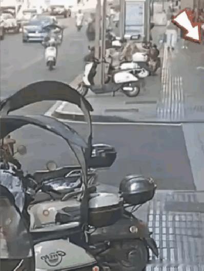 女人昂首挺胸不看路，小伙风驰电掣少预判，结果就是马路上的人车纠缠。