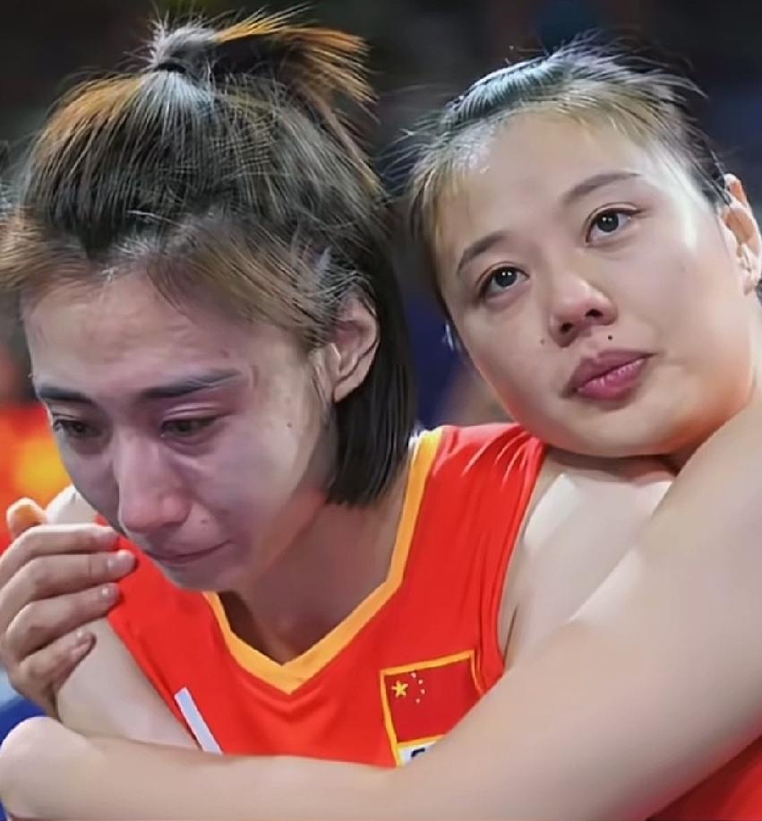 痛失冠军，中国女排的姑娘们都哭了
中国女排2：3负泰国队，痛失亚锦赛冠军，没有拿