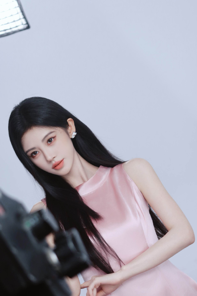 又美美吃上香香的饭了，对着鞠婧祎这张脸说什么话都是多余了