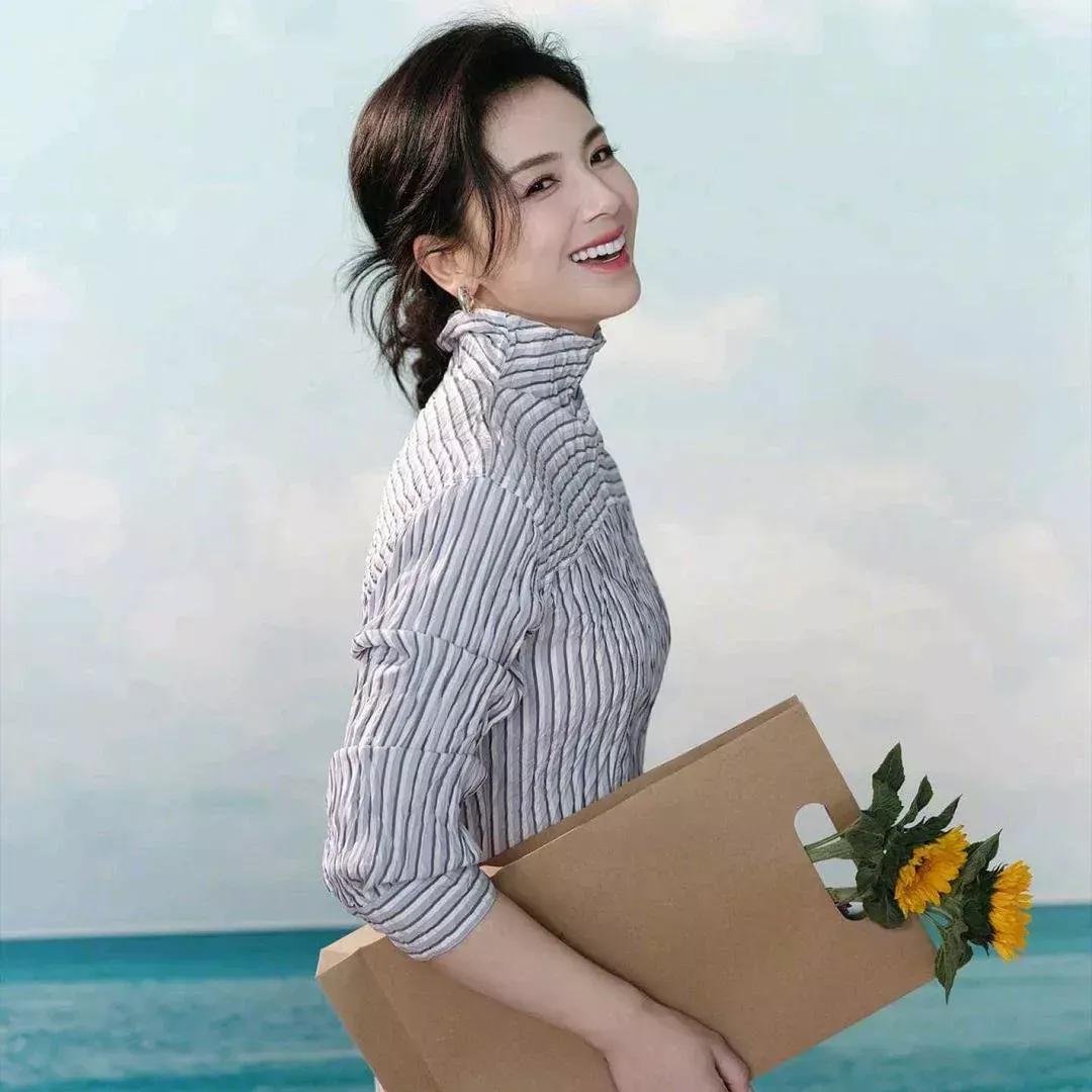 夏日海边，微笑的阳光女孩，手捧鲜花，快乐无限！少女感微笑女孩 小姑娘微笑 海边花