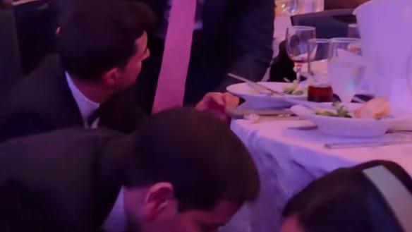 白宫枪击案现场，鲁比奥钻了桌子，特朗普司空见惯
 
4月25日晚上，美国白宫记者