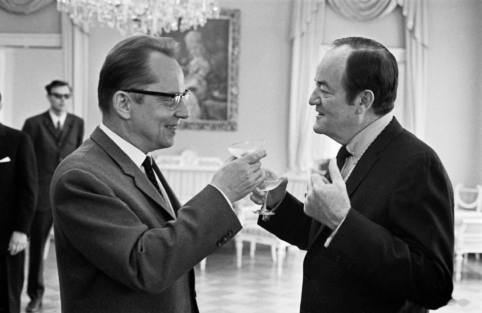 西洋历史文化鱼缸 历史人物 1969年7月8日，美国参议员、前副总统休伯特·汉弗