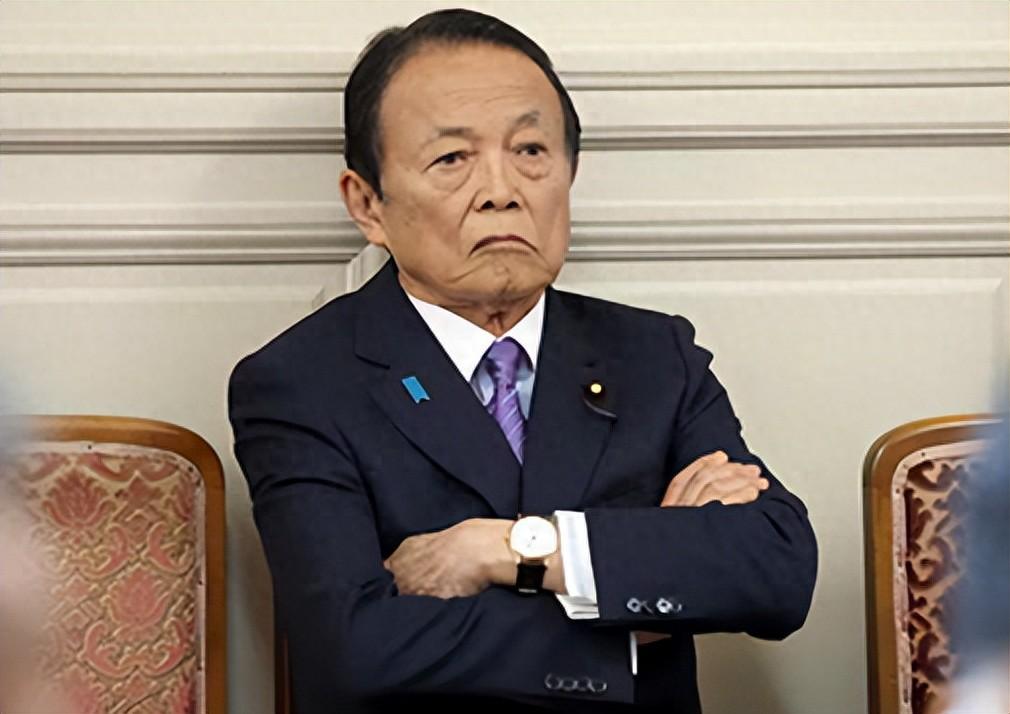 麻生太郎出事了，最大靠山动摇，高市眼下正火急火燎张罗 11 月的访华安排。高市早