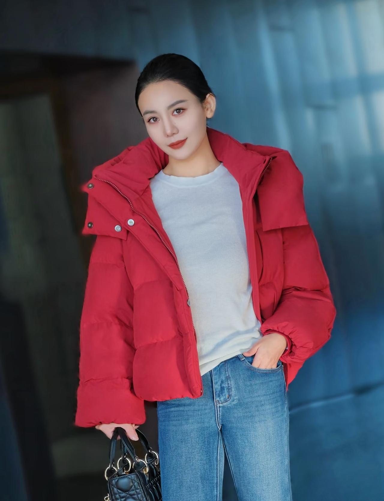 有哪些女生日常好看穿搭可以借鉴红羽绒服搭配牛仔裤和黑色高筒靴，既保暖又时尚好看！