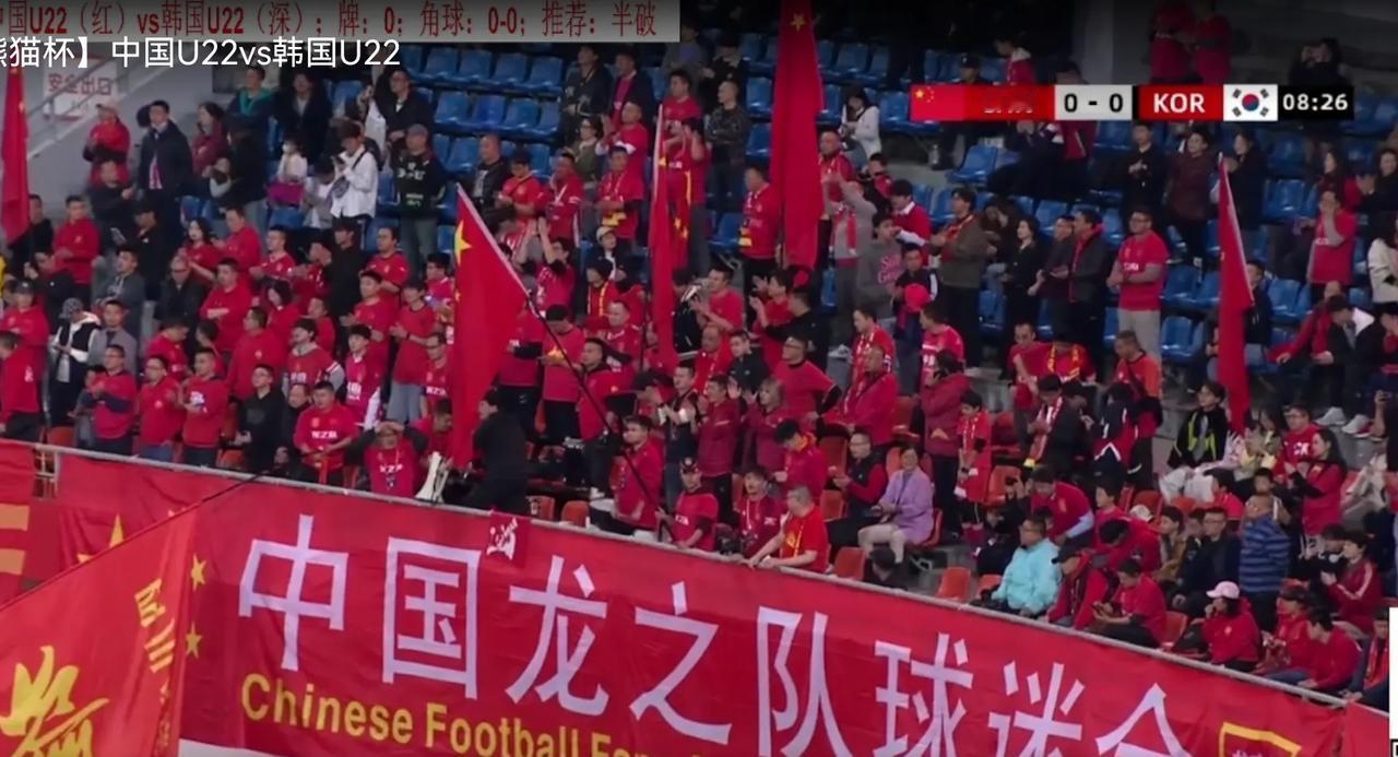 韩国队也没有那么强大，上半场双方握手言和，中国队0比0韩国队，沉闷的上半场，双方