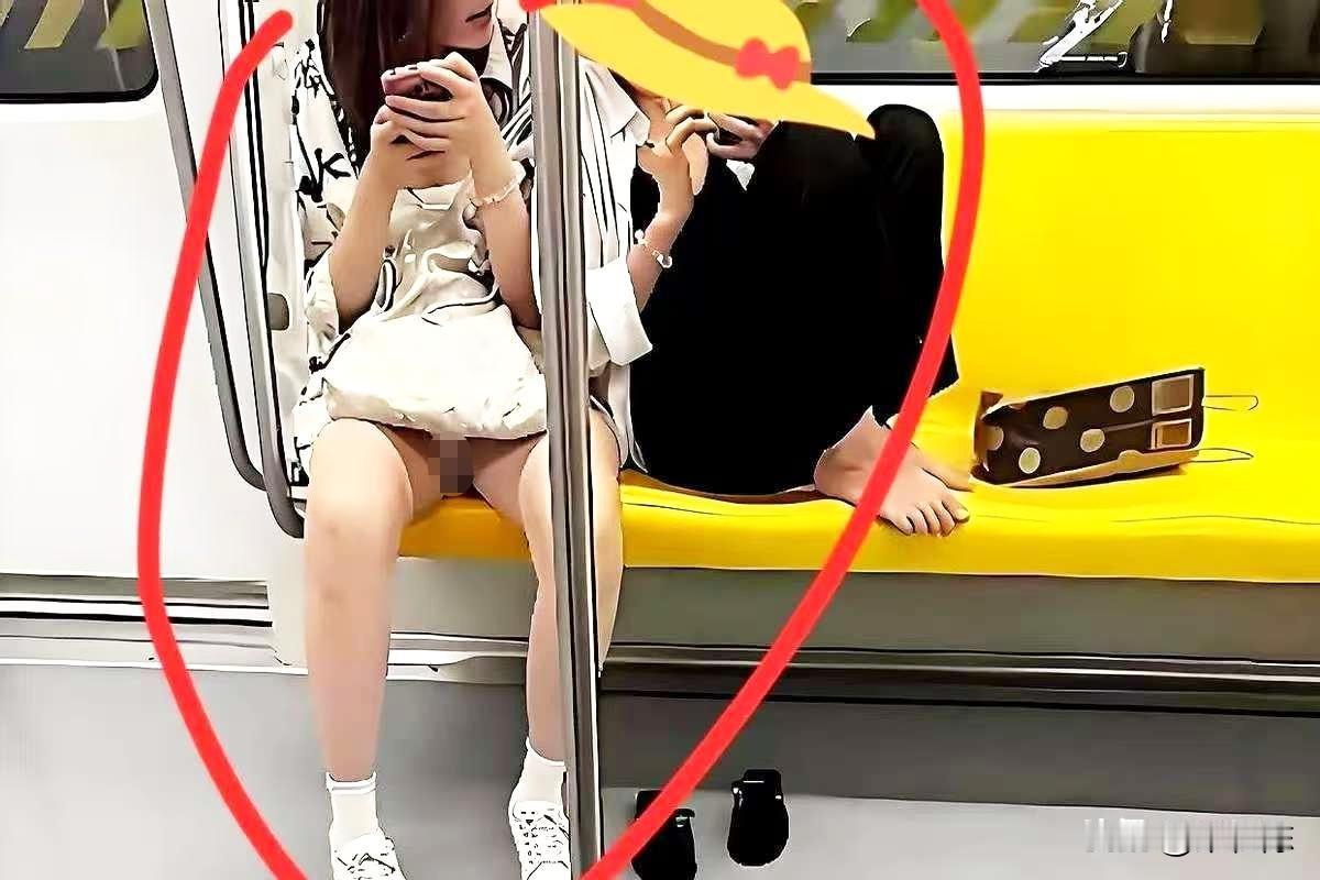 在地铁上可算是碰到个绝的，那场面，简直就是大型“社死现场”啊！

太尴尬了，对面
