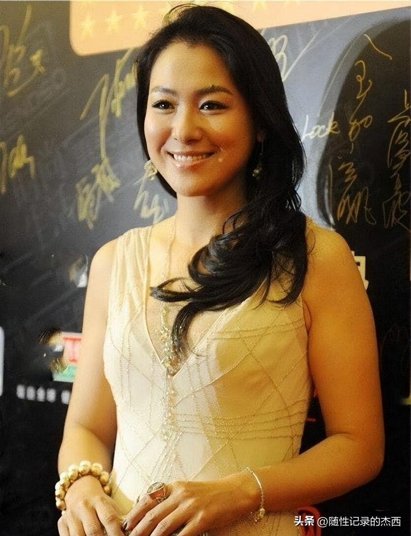 她单看五官都不怎么精致，放到一起就是惊艳呢，让人越看越喜欢，这种美是惊艳了时光的