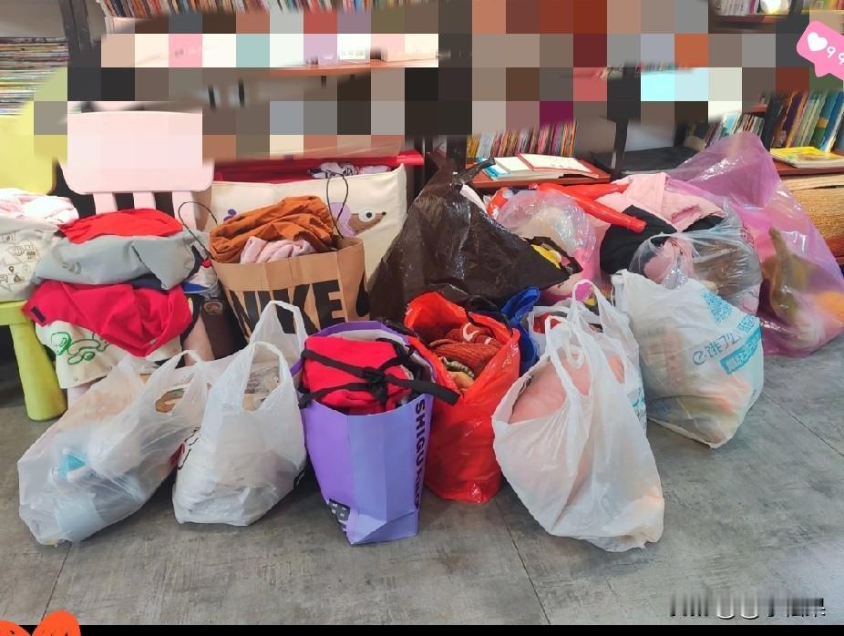 年底请阿姨大扫除，说好一口价350，阿姨忙完半天却死活不收钱，只求我把女儿穿不下