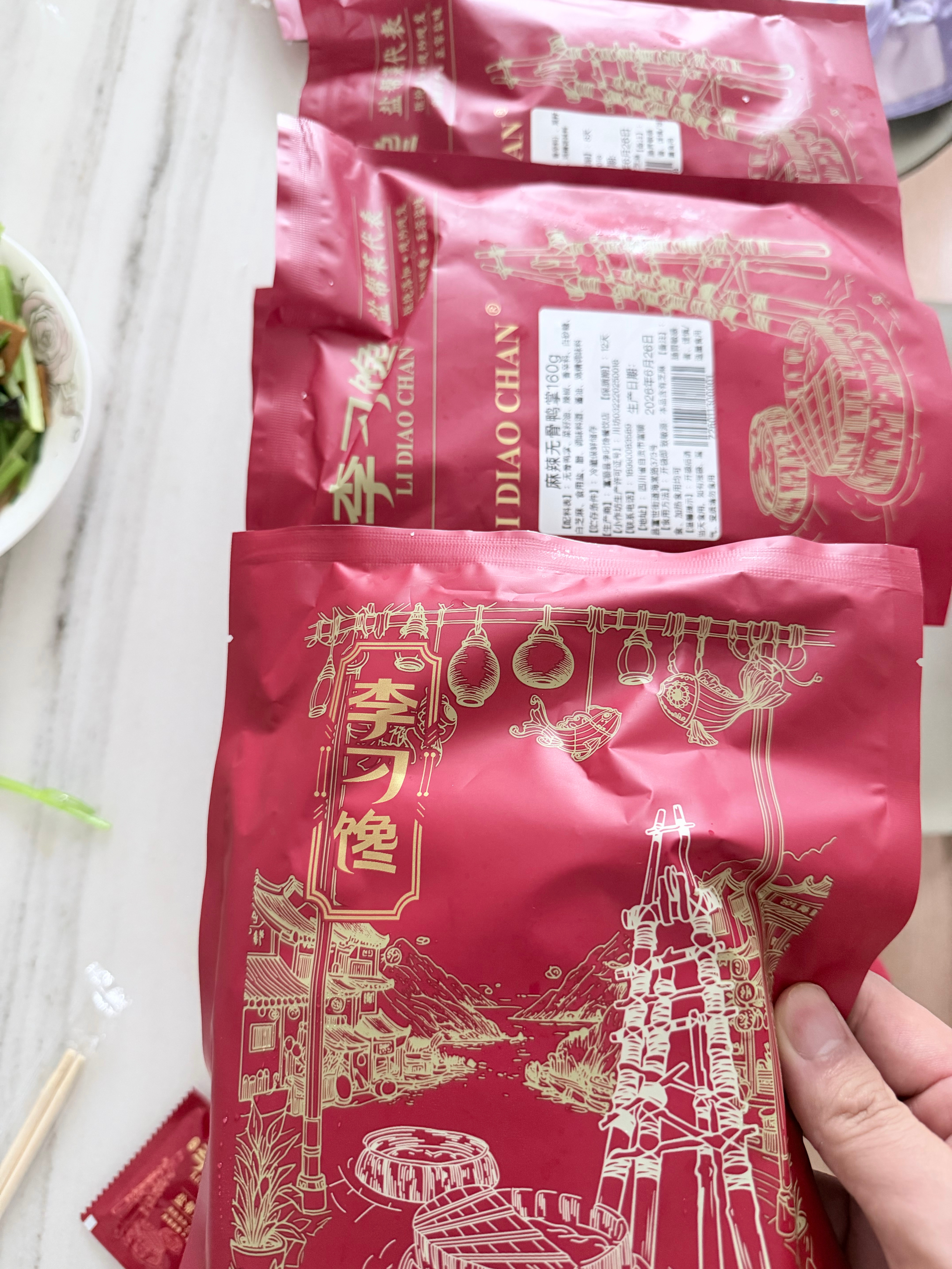 一位铁子非要寄下酒菜给我我打开吃了下知道为什么了吃完股票要红辣红辣进去 