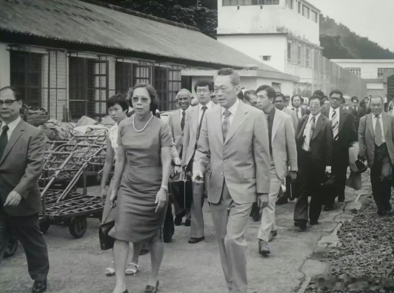 1976年，宝安县。新加坡总理李光耀应华老之邀首次访华，他们走香港从深圳罗湖口岸