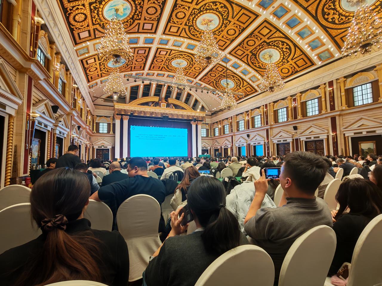 参加培训班，真是人山人海啊，突然发现，只要不上班干啥也开心。