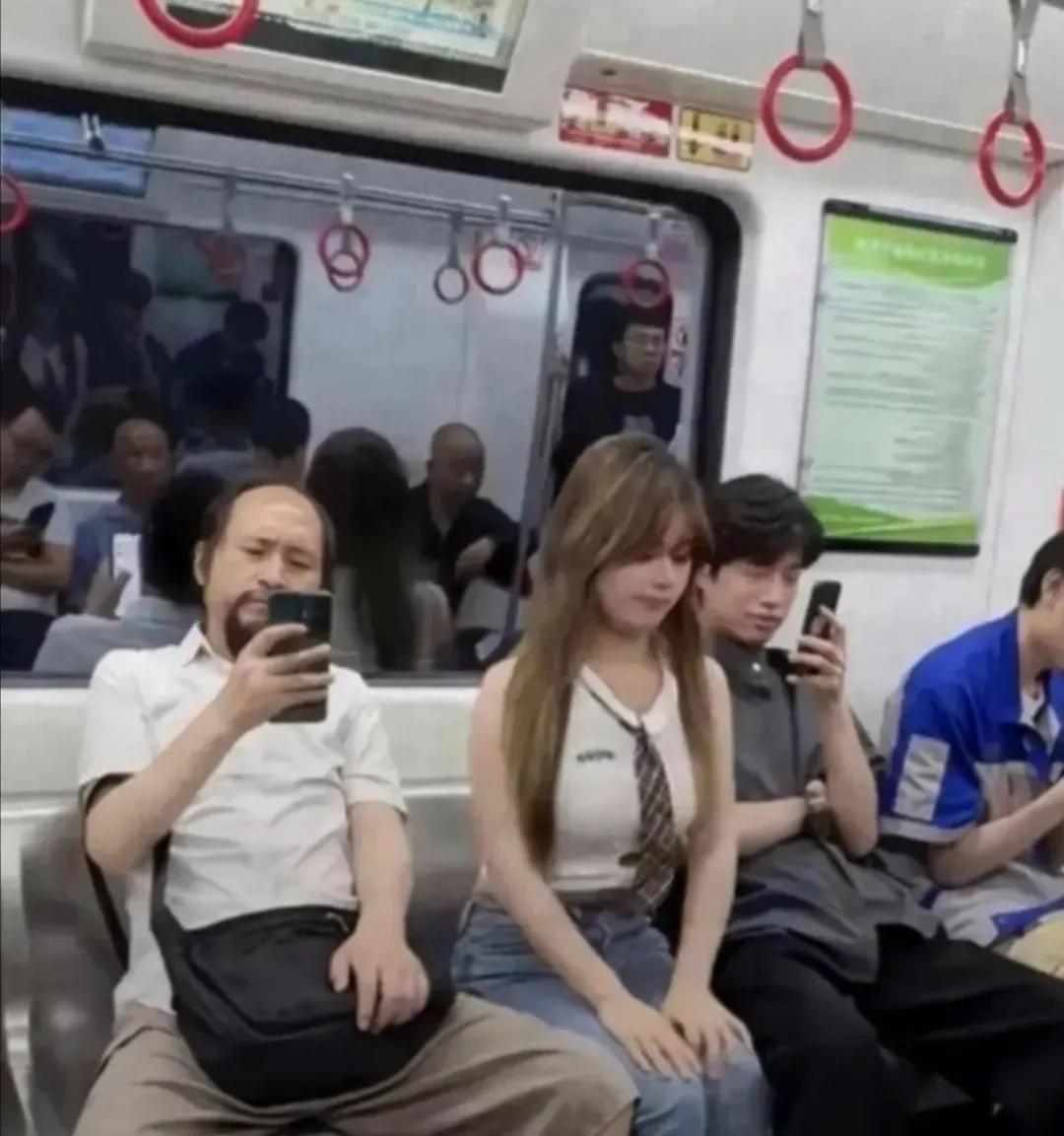 今天在拥挤的地铁车厢里，我亲眼目睹了令人咋舌的一幕。有一位大爷，他的坐姿那可真是