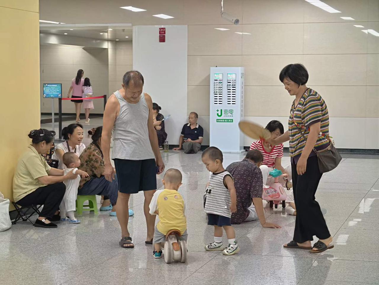 人性化城市，炎热夏日纳凉好去处，成都所有地铁站向避暑群众开放。
图文：成都市摄影