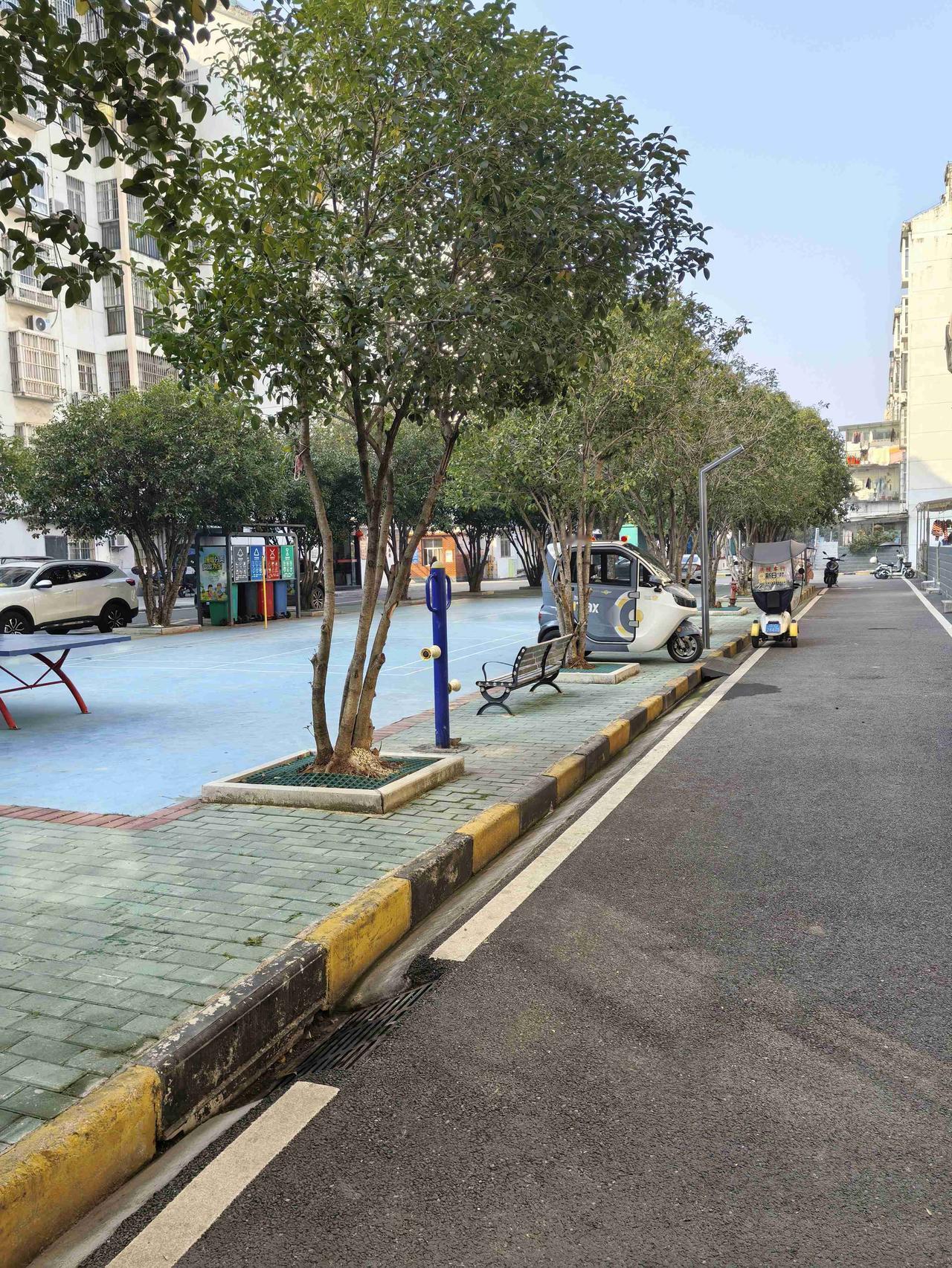 带定位晒今日生活 今天状态轻松愉快，鄂州小区这大晴天简直太舒服啦！早上 6 点的