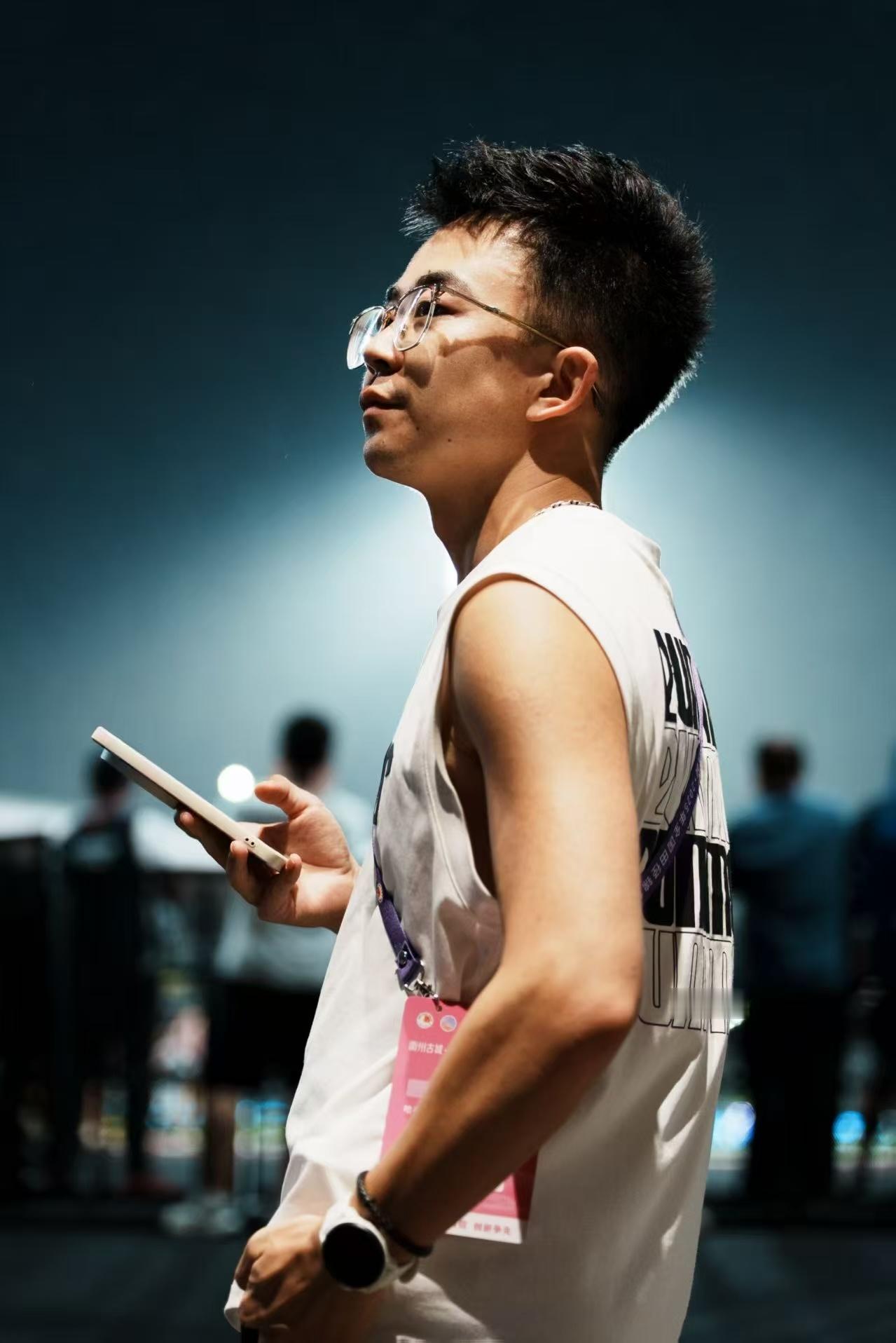 这次的衢州简直热爆汗爆，在训练场可少不了妮子的补水啦，原来东鹏补水啦今天正式官宣